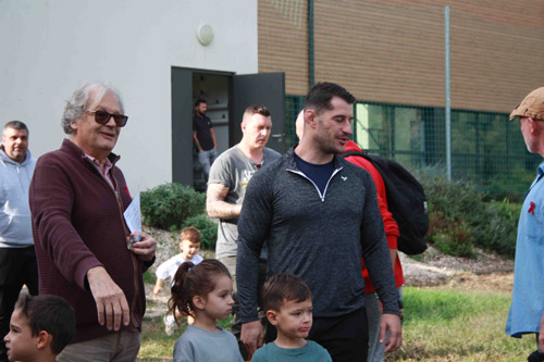 Benjamin Garcia accompagné par sa fille et le fils d'un ami