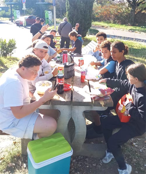 Repas sur une aire d'autoroute