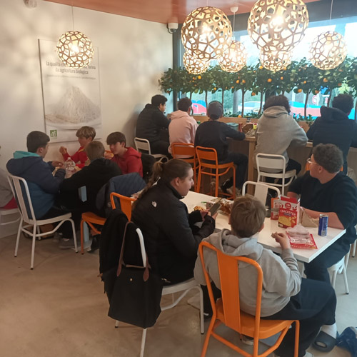 Repas sur une aire d'autoroute